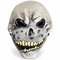 Masque crâne gris vieilli avec grand front, orbites noires et deux rangées de dents jaunies