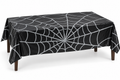Nappe Halloween noire en plastique avec grand motif gris de toile d’araignée sur une table rectangulaire