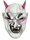 Masque de démon vert pâle avec deux cornes roses rayées de noir, oreilles pointues, long nez crochu et crocs irréguliers