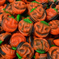 Bonbons Vidal en forme de citrouilles orange avec détails verts et visages noirs pour Halloween
