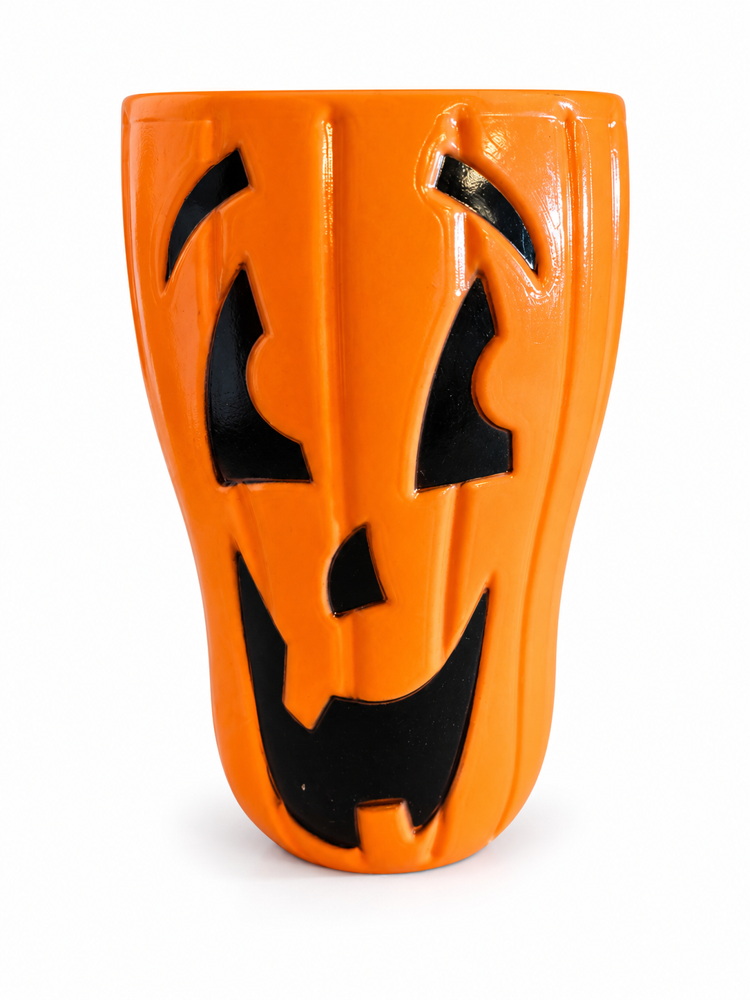 Décoration Halloween en forme de citrouille orange allongée avec visage souriant noir sur fond blanc