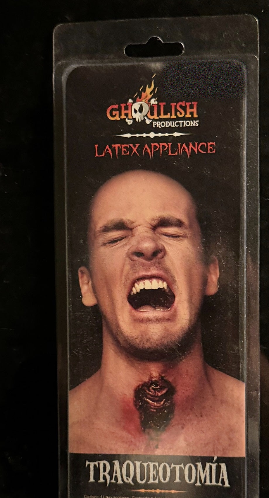 Emballage de la prothèse en latex Ghoulish Productions effet trachéotomie pour maquillage d’Halloween