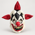 Masque clown tueur Halloween blanc avec nez rouge, motifs noirs autour des yeux, dents effrayantes et cheveux rouges sur fond blanc.