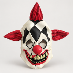 Masque clown tueur Halloween blanc avec nez rouge, motifs noirs autour des yeux, dents effrayantes et cheveux rouges sur fond blanc.