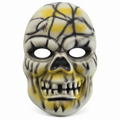 Masque crâne gris-vert et jaune avec toile d’araignée noire et petite araignée sur le front