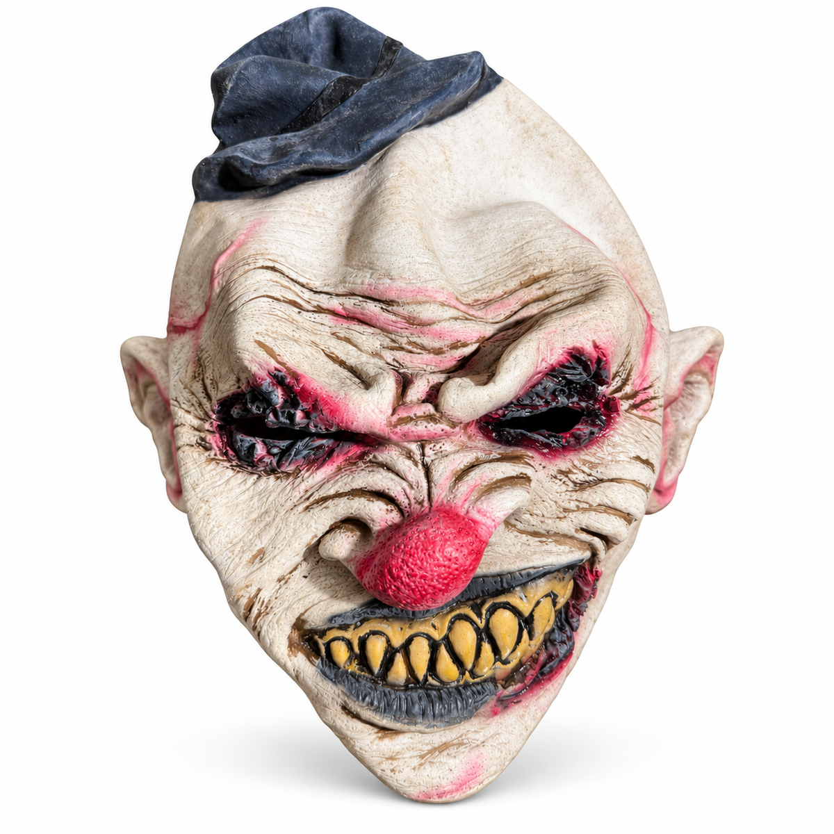 Masque de clown monstrueux blanc avec nez rouge, dents jaunes pointues et petit chapeau sur fond blanc