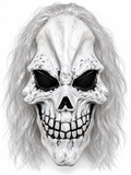 Masque de crâne blanc allongé avec orbites en filet noir, grande dentition et longs cheveux gris argenté