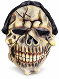 Masque de crâne beige vieilli avec dents apparentes, fissures décoratives, filet noir aux yeux et capuche noire sur fond blanc