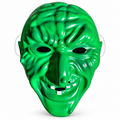 Masque de monstre vert brillant au front bosselé avec oreilles pointues, long nez et dents blanches