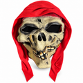 Masque de squelette beige vieilli avec orbites noires, dents jaunies et grande capuche rouge