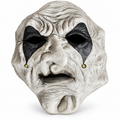 Masque au visage blanc ridé avec motifs noirs autour des yeux, détails jaunes et expression triste sur fond blanc