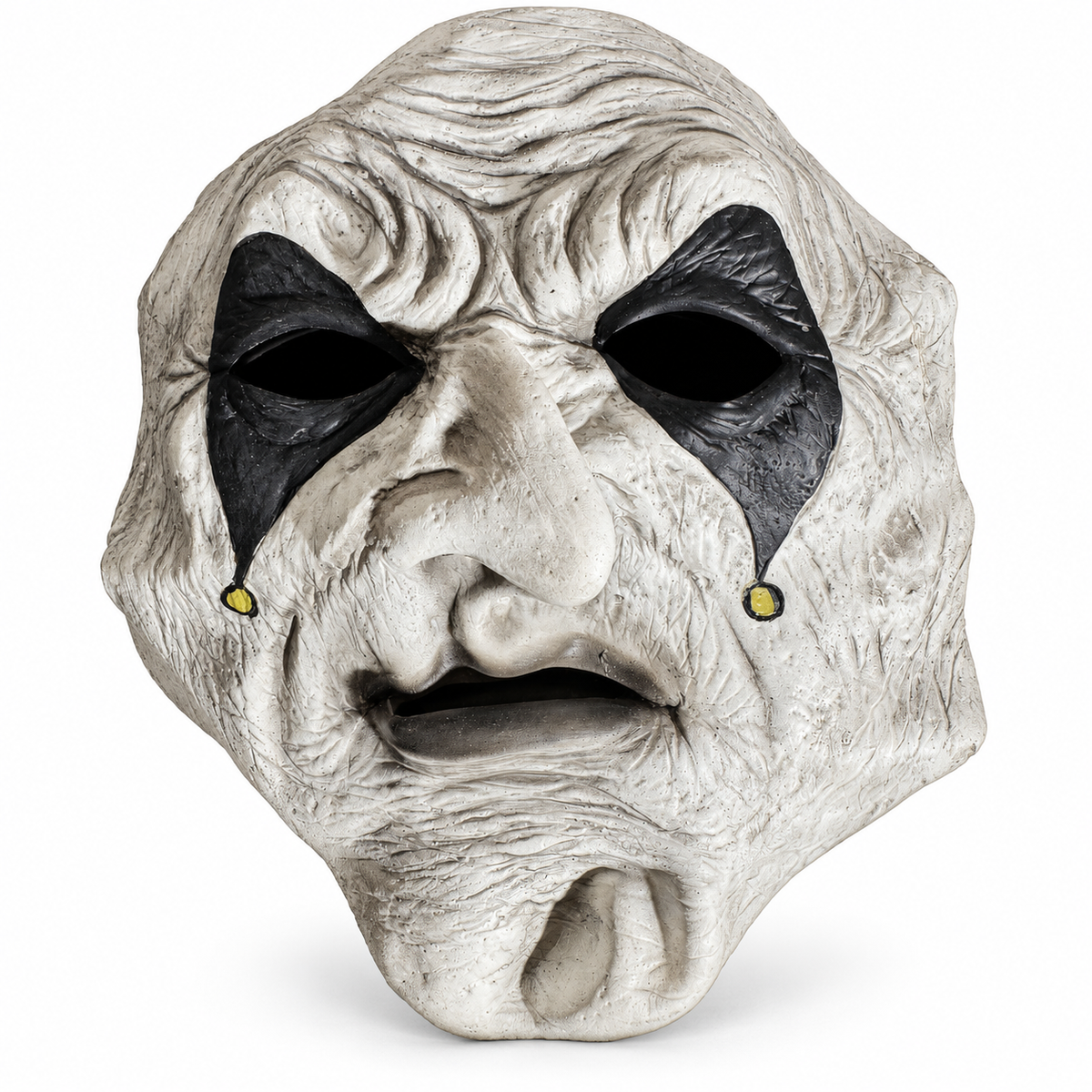 Masque au visage blanc ridé avec motifs noirs autour des yeux, détails jaunes et expression triste sur fond blanc