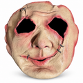 Masque d’Halloween représentant un visage humain souriant beige rosé avec effet vieilli et fausses agrafes sur fond blanc