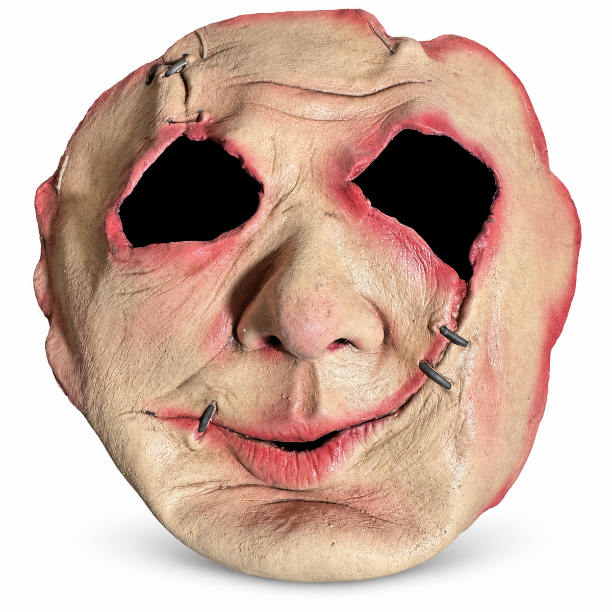 Masque d’Halloween représentant un visage humain souriant beige rosé avec effet vieilli et fausses agrafes sur fond blanc