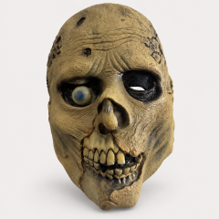 Masque zombie Halloween effrayant beige avec visage décomposé, dents apparentes, œil bleu et orbite noire sur fond blanc.
