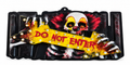 Pancarte de porte Halloween avec clown effrayant et flèche jaune portant l’inscription Do Not Enter sur fond blanc