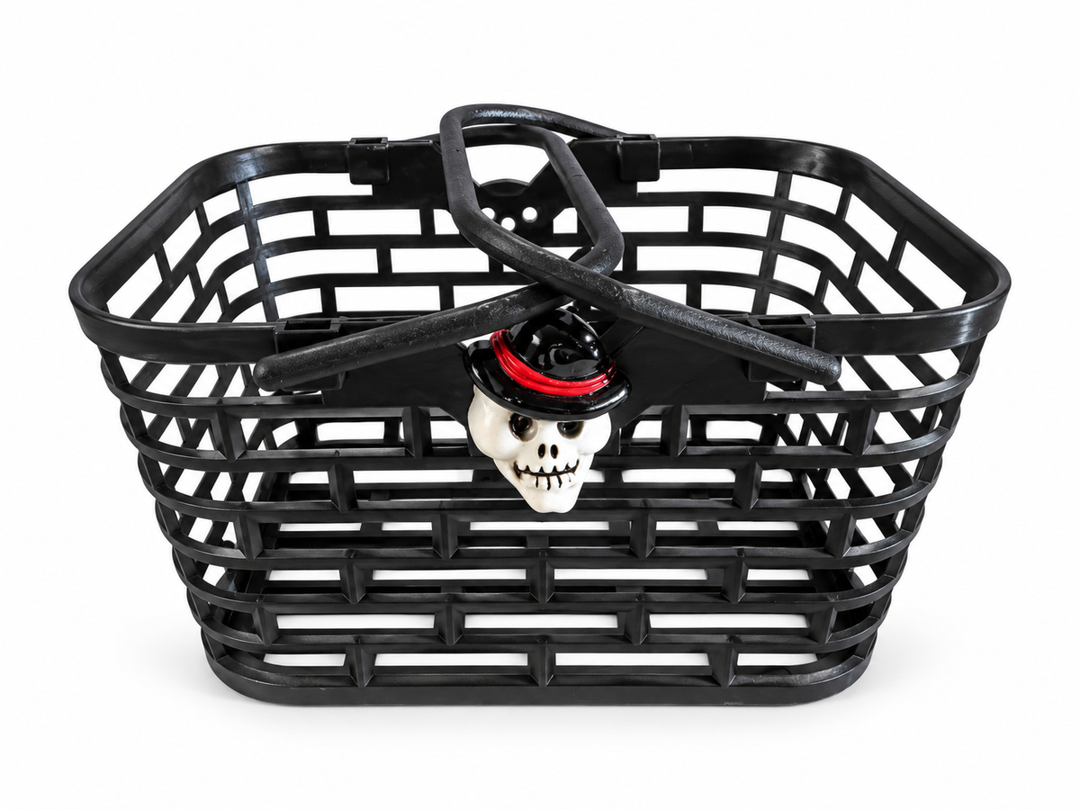 Panier à bonbons noir ajouré avec anses et crâne portant un chapeau noir, sur fond blanc