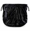 Sac noir en velours brillant avec cordons de serrage sur fond blanc