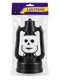 Lanterne Halloween noire avec tête de mort blanche, emballée dans un sachet transparent sur fond blanc.